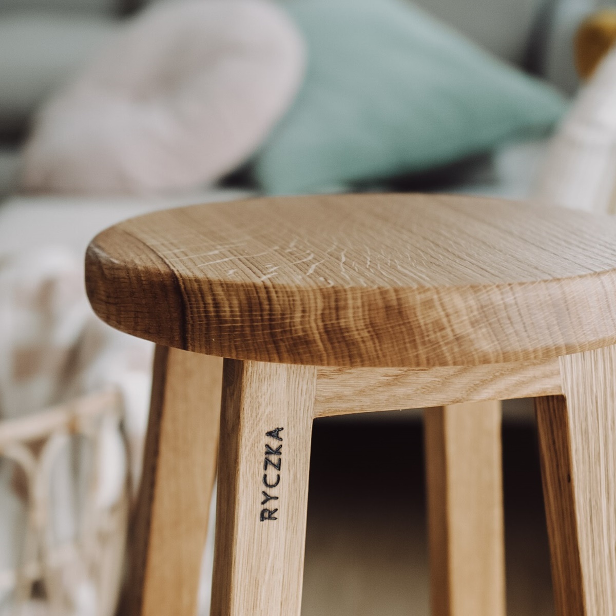 Taboret drewniany dębowy ręcznie robiony, okrągły - obrazek 4