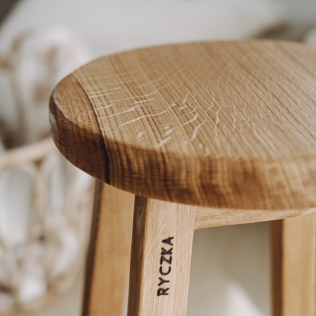 Taboret drewniany dębowy ręcznie robiony, okrągły - obrazek 3